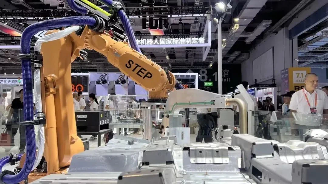 Robot application breakthrough again STEP Automotive spot welding solutions Robot application breakthrough again STEP Automotive spot welding solutions